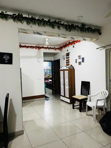 Room in 2 BHK Apartment at Panchsheel Greens II, Sector 16 Greater Noida – for Rent