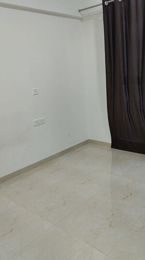 Room in 2 BHK Apartment at Seagull Apartment, Tardeo – for Rent