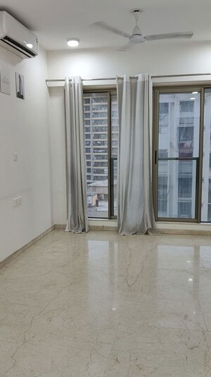 Room in 2 BHK Apartment at Seagull Apartment, Tardeo – for Rent