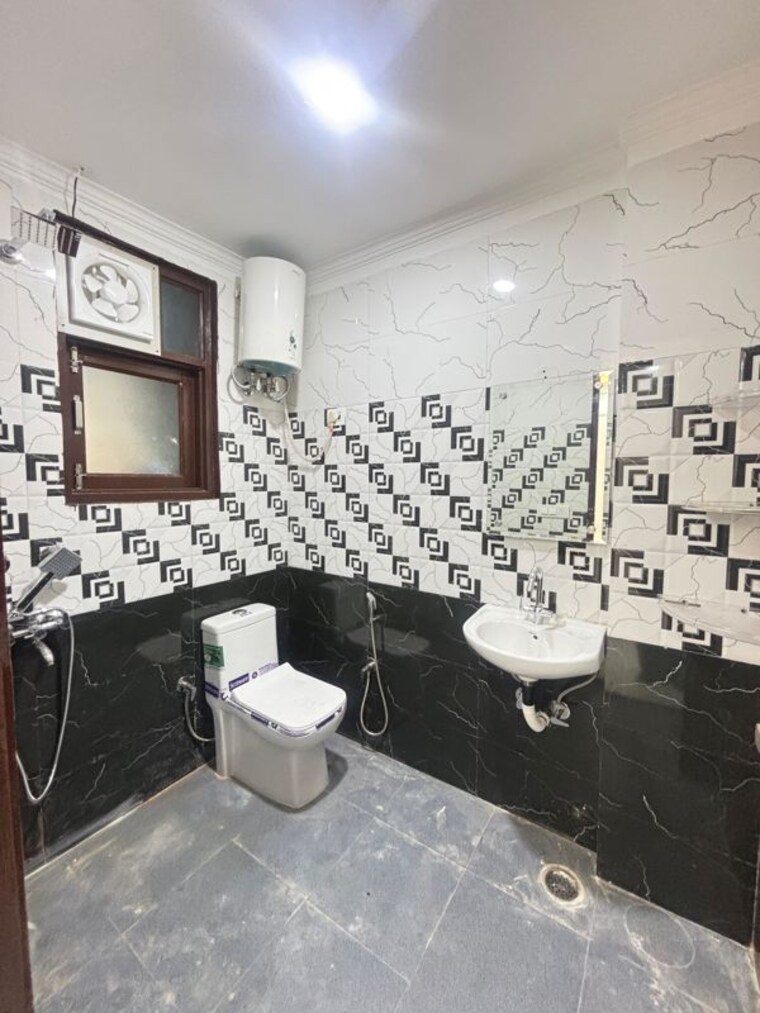Bathroom, palm-residency-chhatarpur 2 Bedroom 850 Sq.Ft. Builder Floor In Chattarpur Delhi 10074305