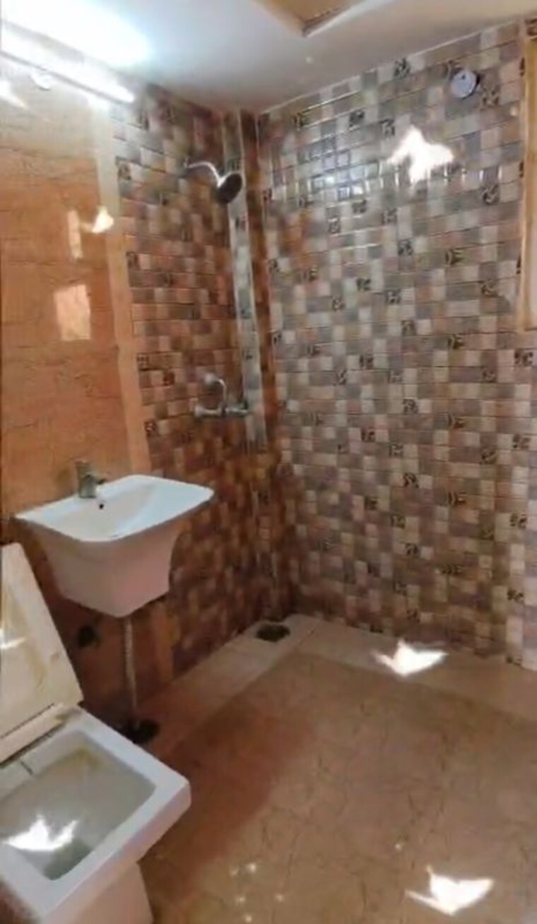 Bathroom, casa-woodstock 3 Bedroom 1333 Sq.Ft. Apartment In Sector 16c Greater Noida Greater Noida 10074367