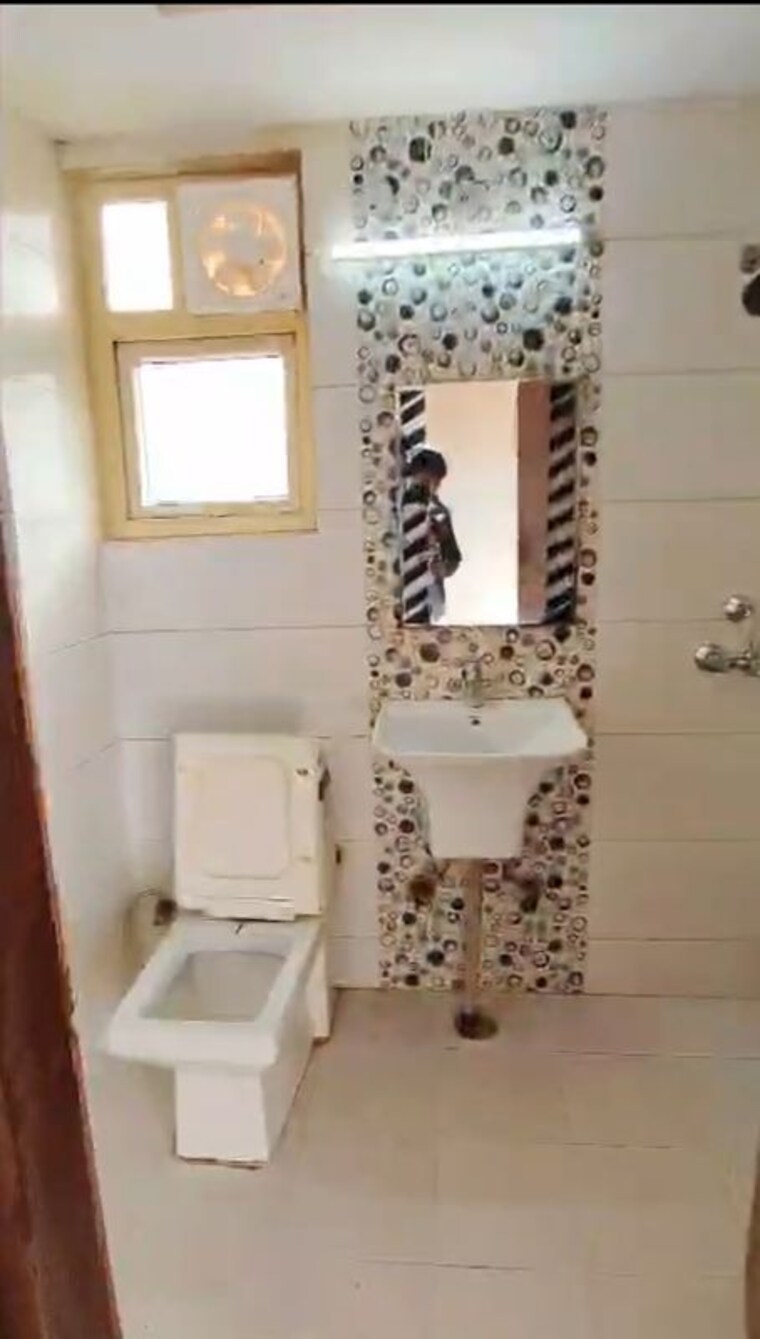 Bathroom, casa-woodstock 3 Bedroom 1333 Sq.Ft. Apartment In Sector 16c Greater Noida Greater Noida 10074367