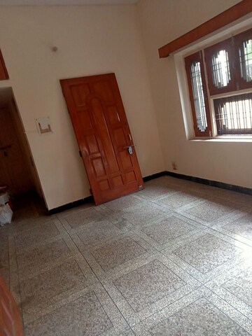 Room in 1 BHK Villa at Aliganj – for Rent