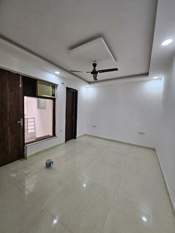 Room in 3 BHK Builder Floor at Green Fields Colony – for Rent