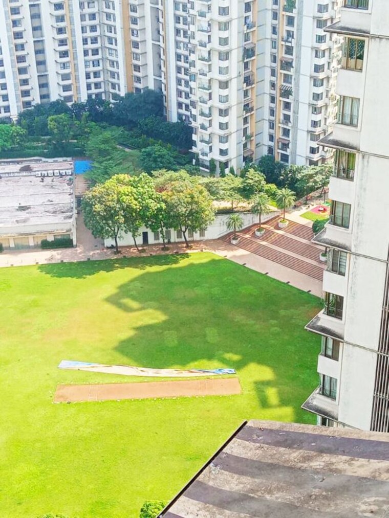 Garden, lodha-luxuria 4 Bedroom 2000 Sq.Ft. Apartment In Majiwada Thane 10074529