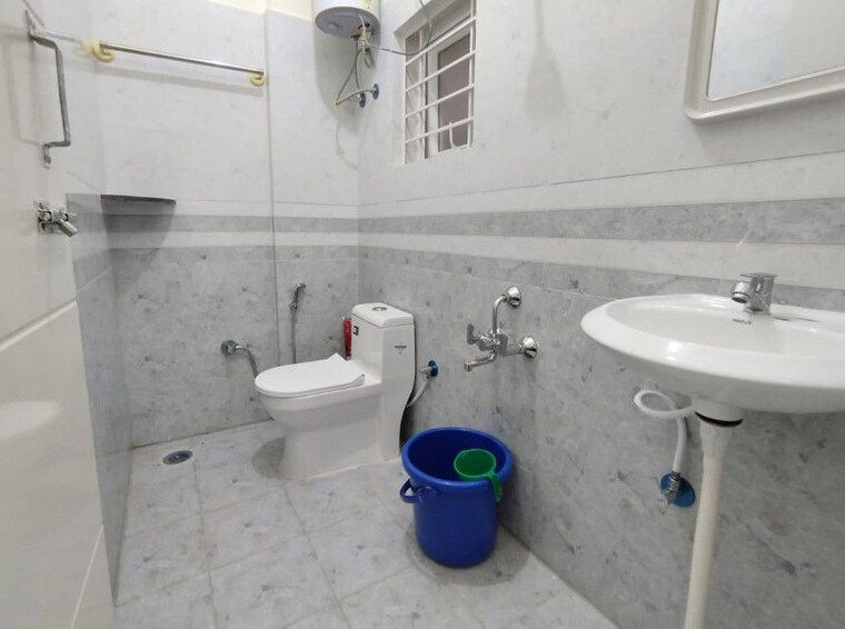 Bathroom, chattarpur 4 Bedroom 2015 Sq.Ft. Builder Floor In Chattarpur Delhi 10074512