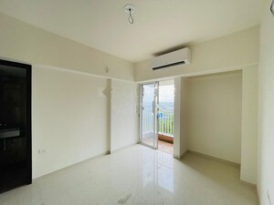 Room in 2 BHK Apartment at Lodha Amara, Kolshet Road – for Rent