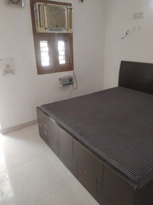Room in 2 BHK Apartment at Arun Vihar Sector 37, Sector 37 – for Rent