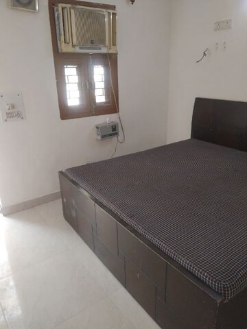 Room in 2 BHK Apartment at Arun Vihar Sector 37, Sector 37 – for Rent