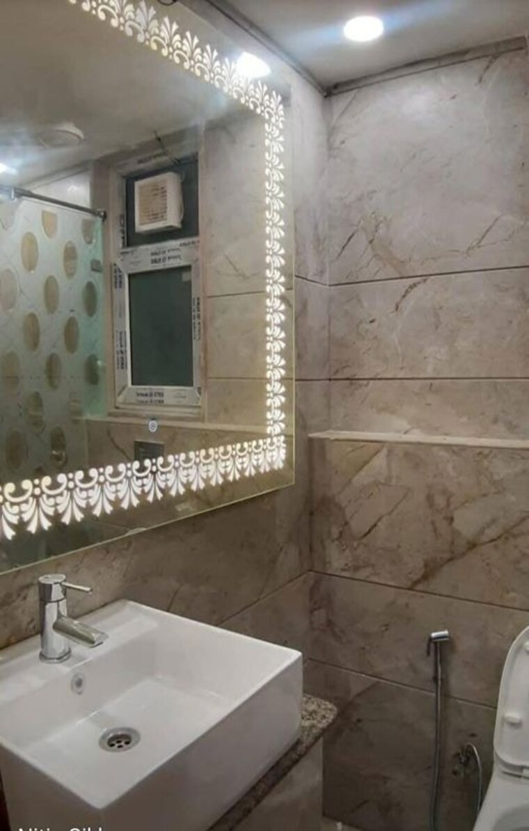 Bathroom, lajpat nagar 4 3 Bedroom 1200 Sq.Ft. Builder Floor In Lajpat Nagar 4 Delhi 10074631