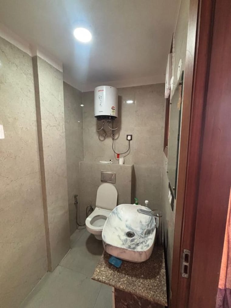 Bathroom, saket 3 Bedroom 1500 Sq.Ft. Builder Floor In Saket Delhi 10074715