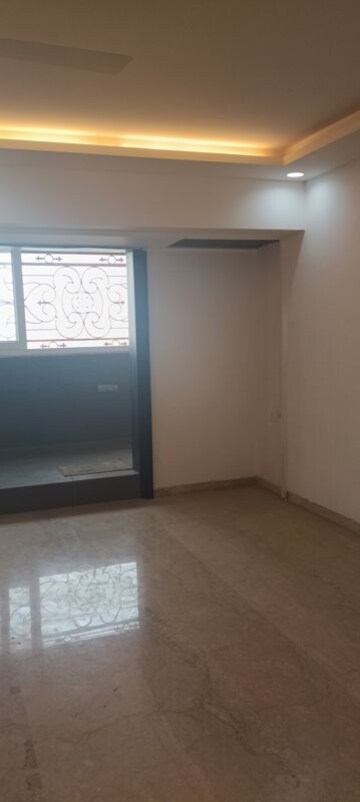 Room in 2 BHK Apartment at Brookhill Tower, Andheri West – for Rent