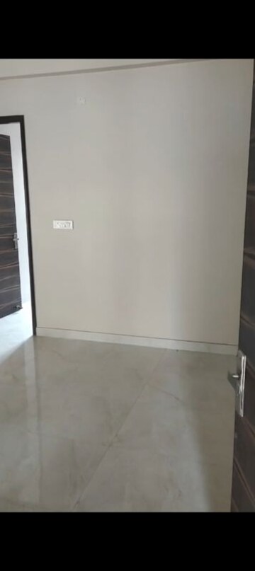 Room in 3.5 BHK Apartment at Sunshine Enclave, Vip Road – for Sale