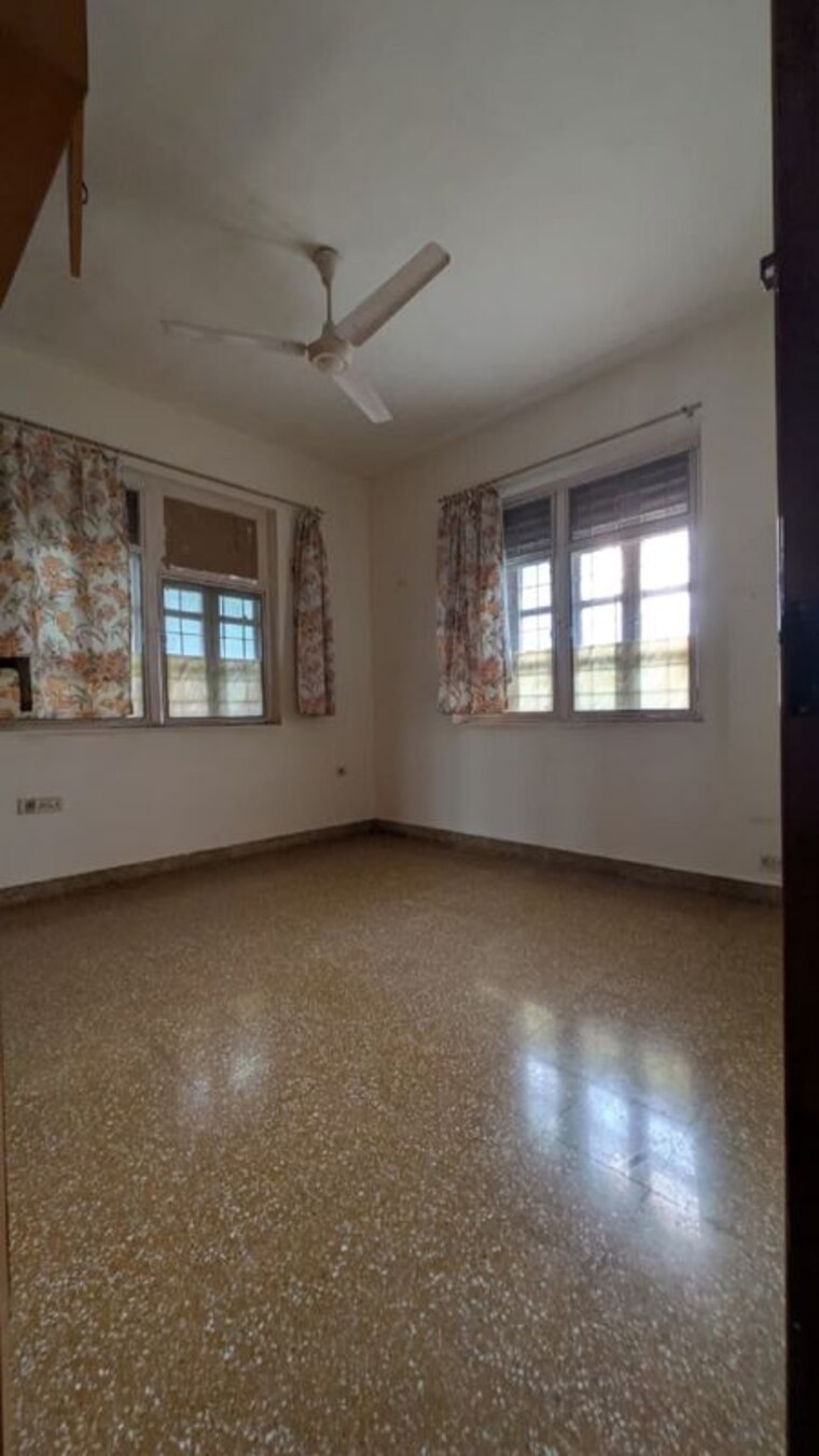 Room, bandra west 2 Bedroom 700 Sq.Ft. Apartment In Bandra West Mumbai 10074771