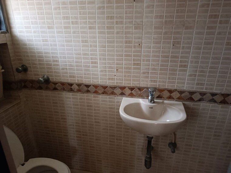 Bathroom, bandra west 2 Bedroom 700 Sq.Ft. Apartment In Bandra West Mumbai 10074771