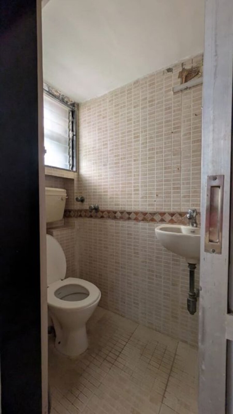 Bathroom, bandra west 2 Bedroom 700 Sq.Ft. Apartment In Bandra West Mumbai 10074771