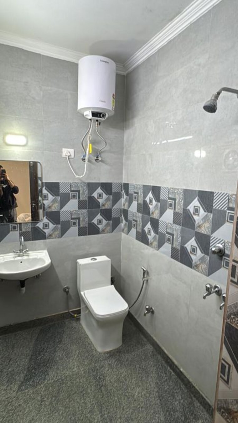 Bathroom, lajpat nagar ii Pg For Boys In Lajpat Nagar ii 10069357