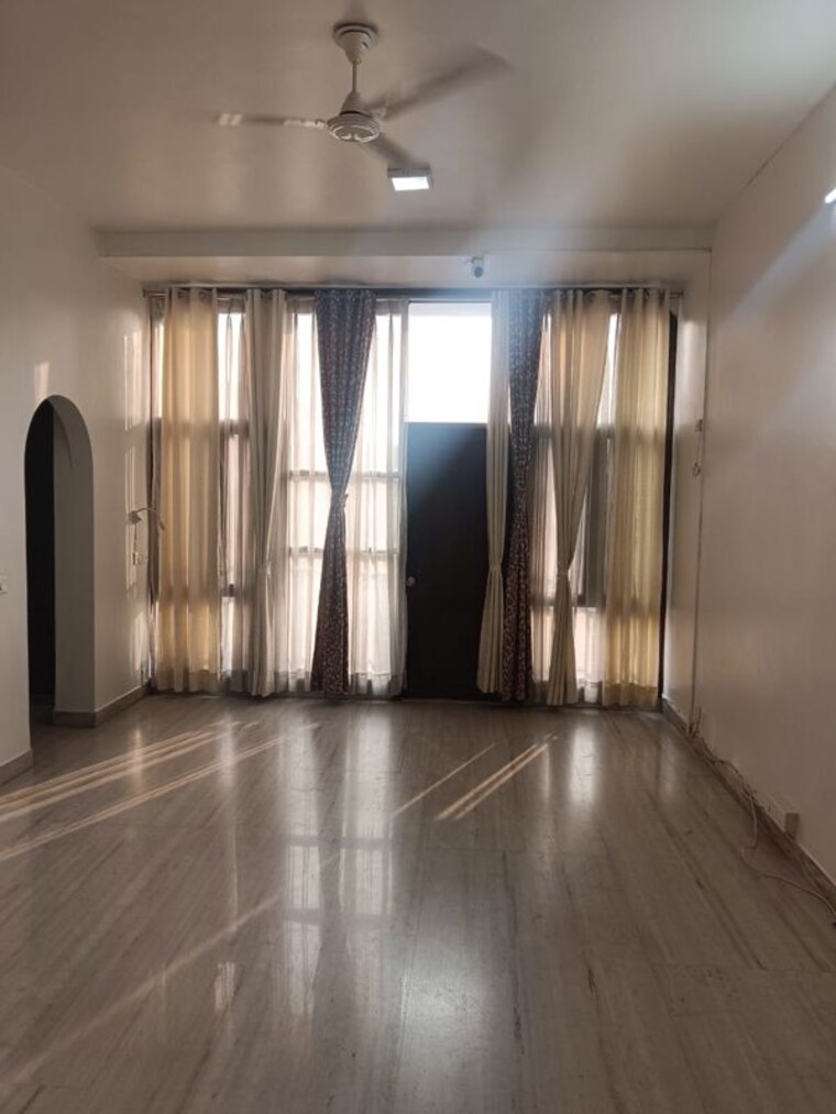 Room, hauz khas 3 Bedroom 300 Sq.Yd. Apartment In Hauz Khas Delhi 10074889