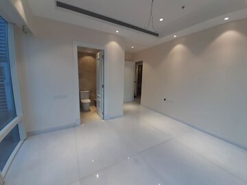 Room in 3 BHK Apartment at Indiabulls Blu, Worli – for Rent