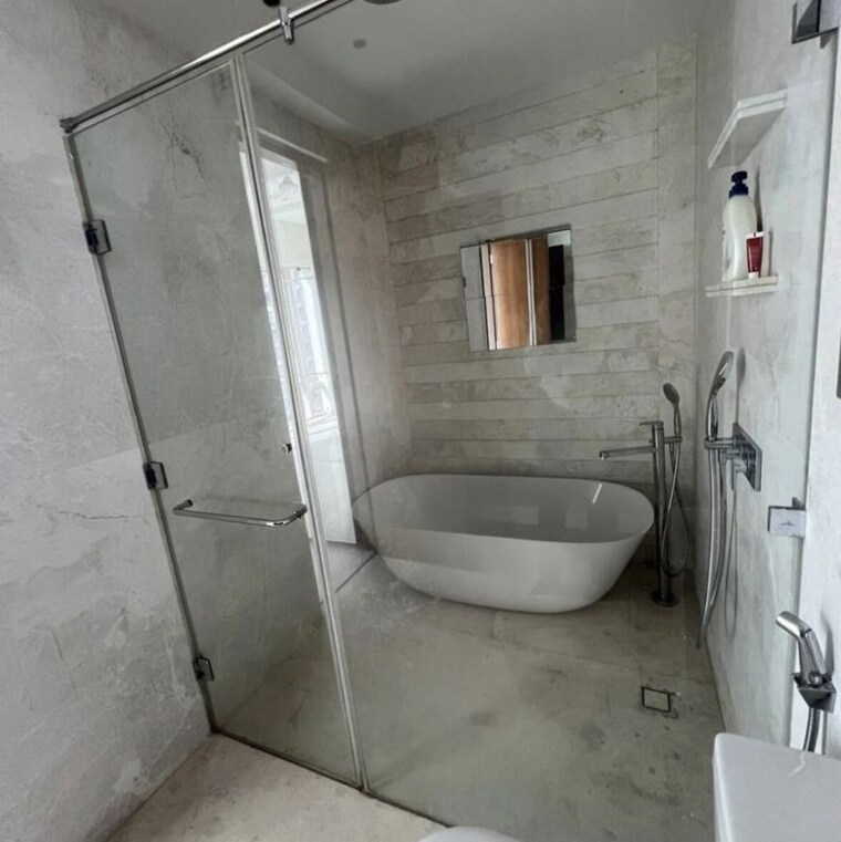 Bathroom, indiabulls-blu 4 Bedroom 1627 Sq.Ft. Apartment In Upper Worli Mumbai 10074917