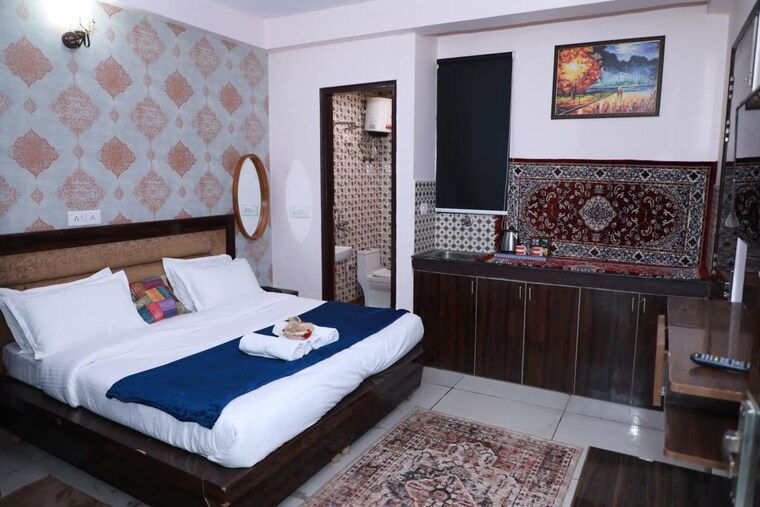 Room, sector 70 Pg For Boys & Girls In Sector 70 10075445