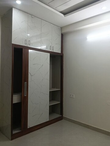 Room in 2 BHK Builder Floor at Sector 14 – for Rent