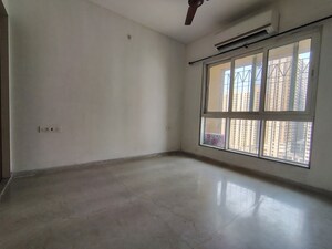 Room in 2 BHK Apartment at Kalpataru Paramount, Kapur Bawdi – for Rent