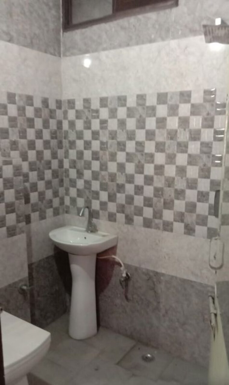 Bathroom, avantika colony 3 Bedroom 120 Sq.Yd. Builder Floor In Avantika Colony Ghaziabad 10075847