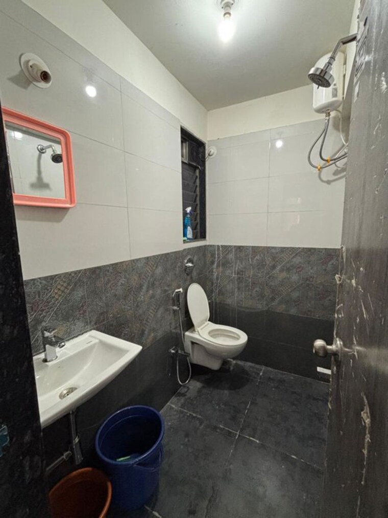 Bathroom, jyoti-complex 1 Bedroom 421 Sq.Ft. Apartment In Goregaon East Mumbai 10076022