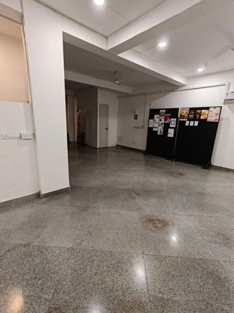 Room, panchsheel enclave Commercial Office Space 2070 Sq.Ft. In Panchsheel Enclave Delhi 10076053