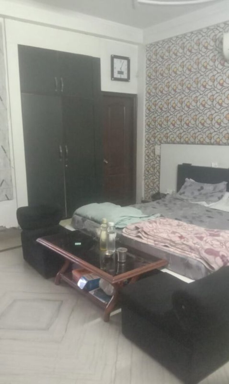 Room, kavi nagar 3 Bedroom 200 Sq.Yd. Builder Floor In Kavi Nagar Ghaziabad 10076028