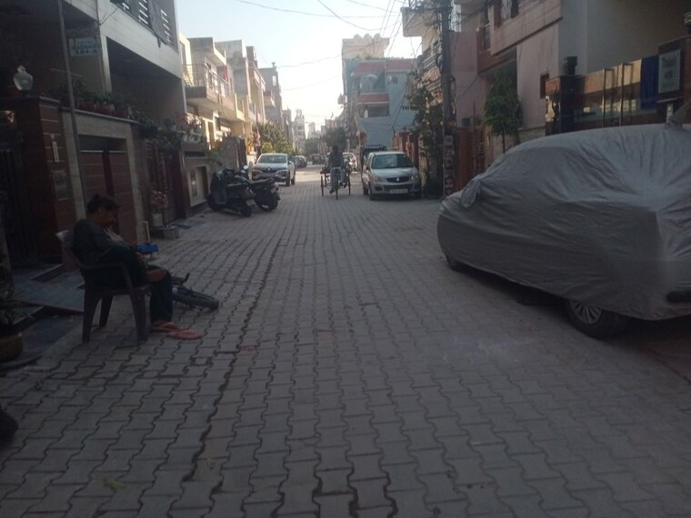  Parking, shiva-enclave-zirakpur 6 Bedroom 100 Sq.Yd. Independent House In Patiala Road Zirakpur 10076323