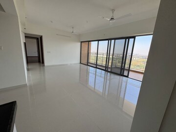 Room in 3 BHK Apartment at Amanora Elivate Tower, Hadapsar – for Rent