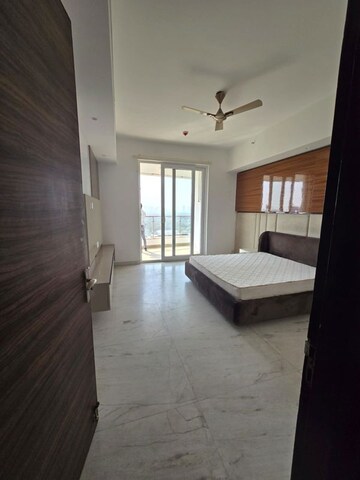 Room in 4 BHK Apartment at Krrish Provence Estate, Gurgaon Faridabad Road – for Rent