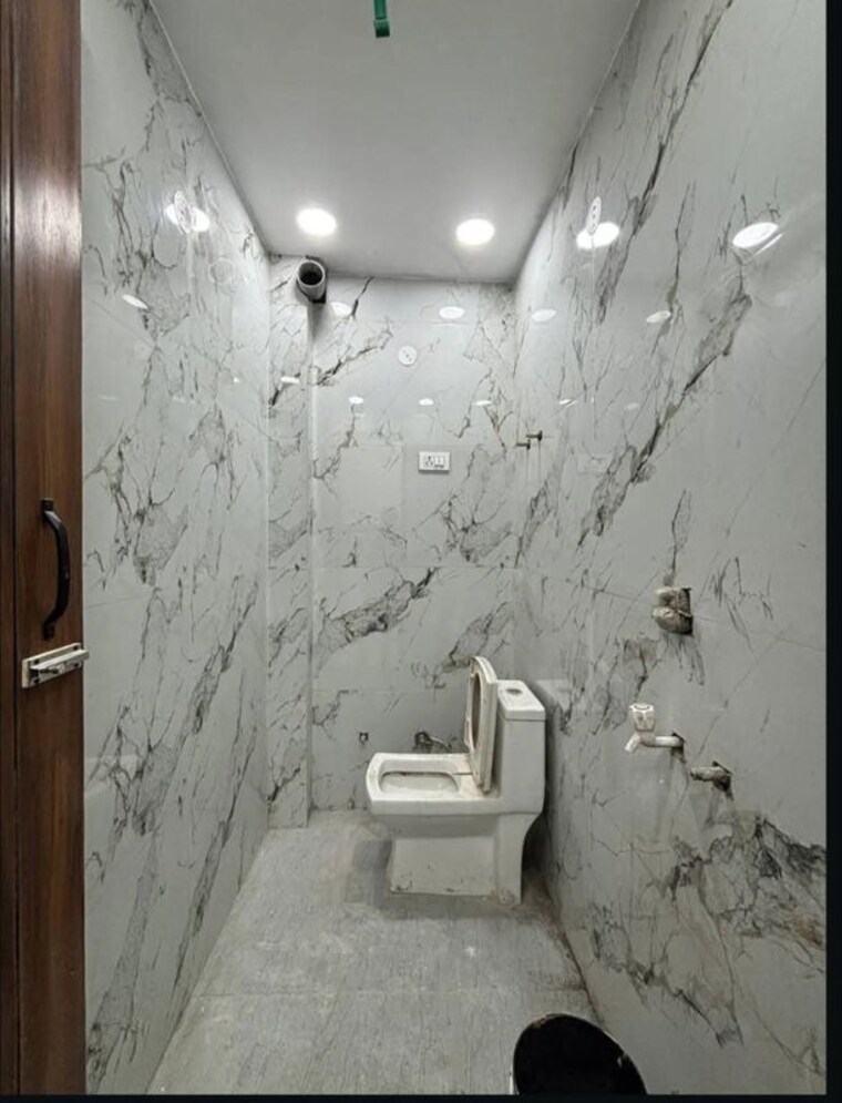 Bathroom, uttam nagar 5 Bedroom 545 Sq.Ft. Independent House In Uttam Nagar Delhi 10076407