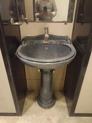 Master Bedroom in 2 BHK Apartment at Matunga West – for Rent