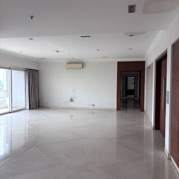 Room in 4 BHK Apartment at Mantri Altius, Shivaji Nagar – for Rent