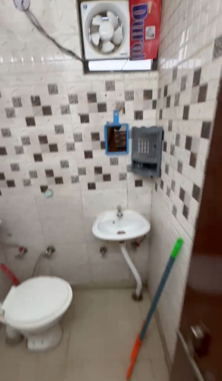 Bathroom, patel nagar 1 Bedroom 450 Sq.Ft. Builder Floor In Patel Nagar Delhi 10077408