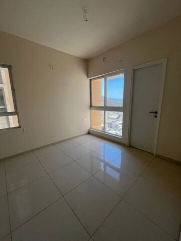 Room in 3 BHK Apartment at Godrej Green Vistas, Mahalunge – for Rent