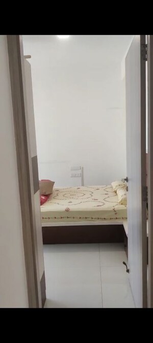 Bedroom in 2 BHK Apartment at Wadhwa Pristine, Matunga West – for Rent