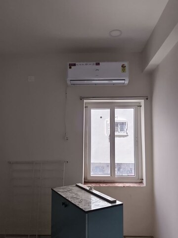 Room in 2 BHK Apartment at Silver Oaks Manikonda, Manikonda – for Rent