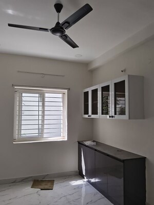 Room in 2 BHK Apartment at Silver Oaks Manikonda, Manikonda – for Rent