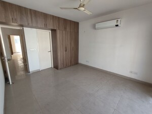 Room in 3 BHK Apartment at Emaar Emerald Floors Premier, Sector 65 – for Rent
