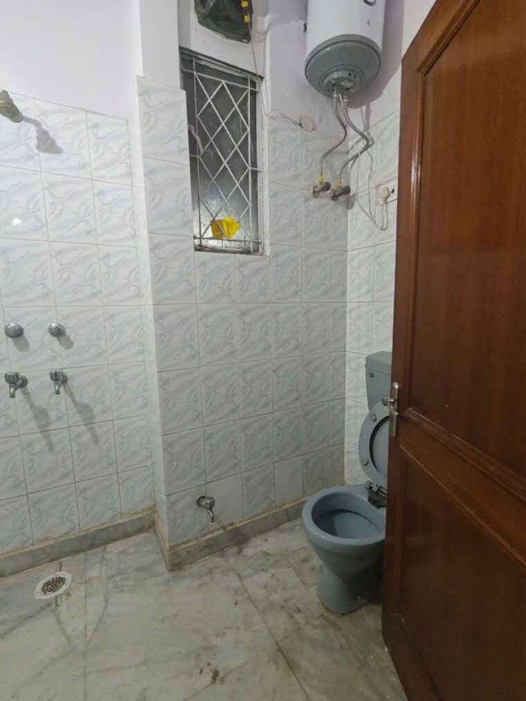 Bathroom, sector 89 3 Bedroom 154 Sq.Yd. Builder Floor In Sector 89 Faridabad 10079066