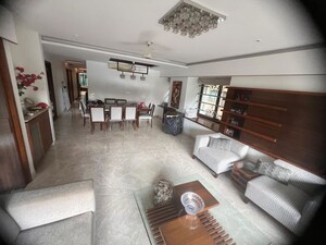 Living Room in 4 BHK Apartment at Santacruz West – for Rent