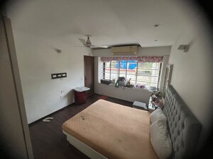 Bedroom in 4 BHK Apartment at Santacruz West – for Rent