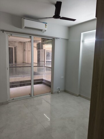 Room in 2 BHK Apartment at Signature Global City, Sector 37d – for Rent