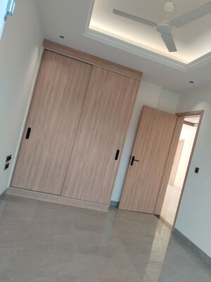 Room in 3 BHK Builder Floor at Ardee Mall, Sector 52 – for Rent