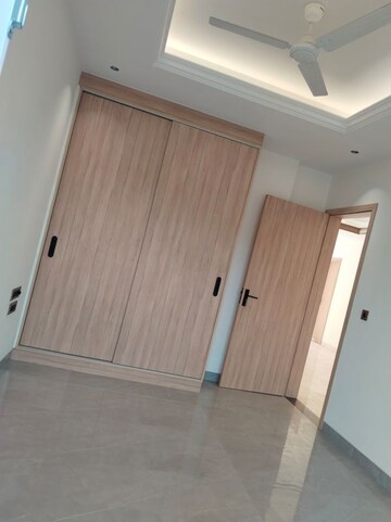 Room in 3 BHK Builder Floor at Ardee Mall, Sector 52 – for Rent