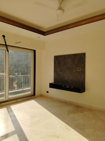 Room in 3 BHK Builder Floor at Ardee Mall, Sector 52 – for Rent